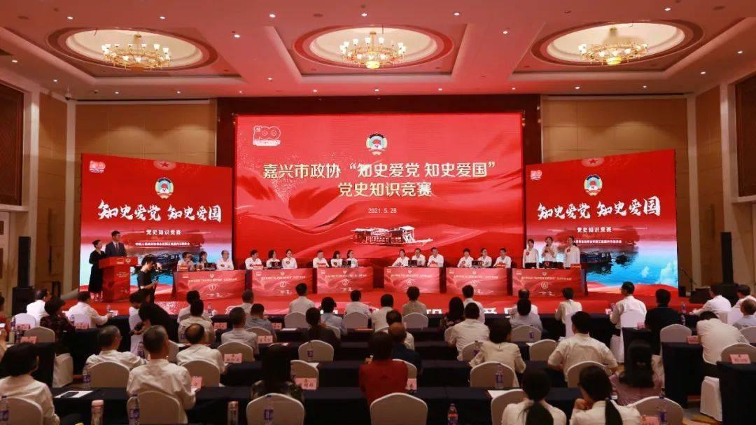 笑疯！董宇辉和鹏鹏开启相声模式，压根不讲货，董董拼命往回拉